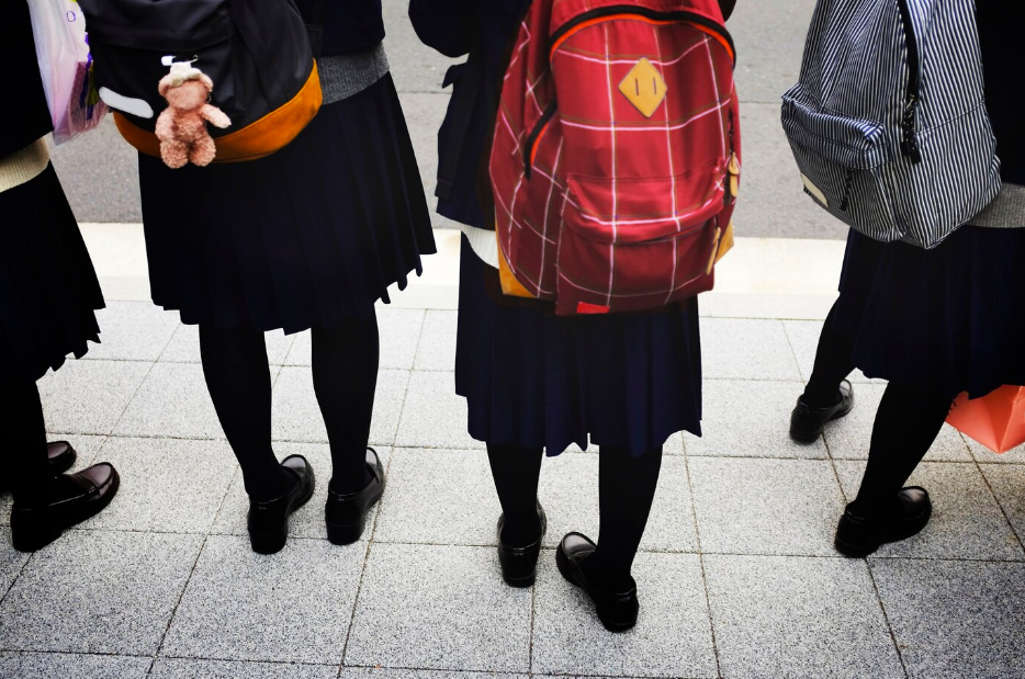 Should Students Wear School Uniforms logo representing online safety for children and young people.